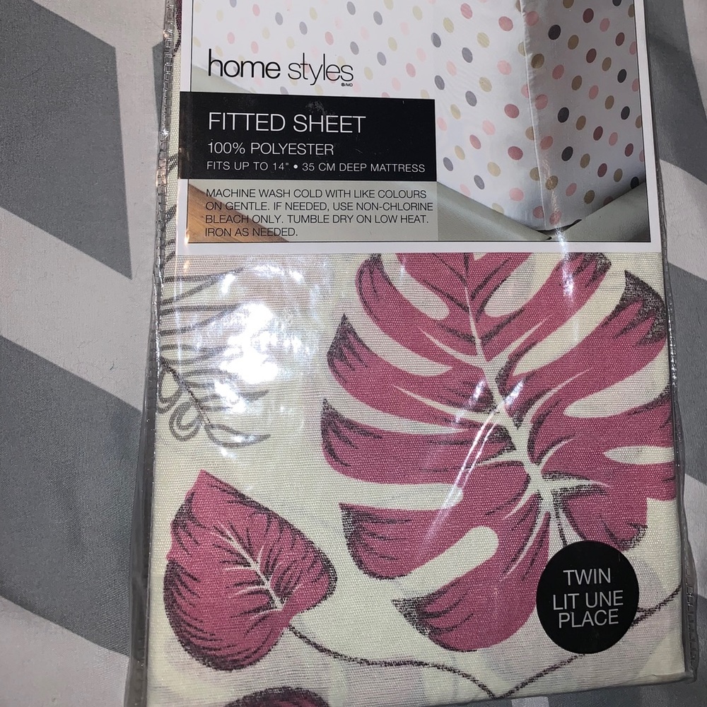 FREE ADD-ON- Twin fitted sheet BNIB